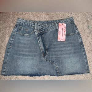 NWT SHEIN MOD Mini Skirt with Asymmetrical Zipper. Size 27. Light Wash w/pockets